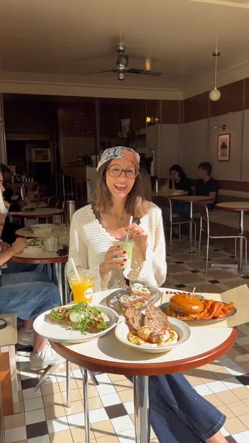 Salle chaleureuse de DOM Coffee & Brunch à Paris.