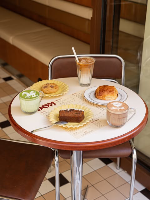 Café au lait préparé chez DOM Coffee & Brunch à Paris